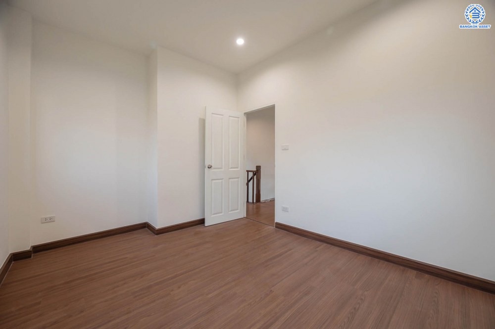 บ้านมือสองตกแต่งใหม่ โครงการ บุรีรมย์ วัดพระเงิน เนื้อที่ 36.3 ตร.ว. ฟังก์ชัน 3 ห้องนอน 2 ห้องน้ำ 1 ที่จอดรถ พื้นที่ใช้สอยกว้างขวาง เดินทางสะดวกสบาย บนทำเลเชื่อมต่อถนนกาญจนาภิเษก ใกล้เซ็นทรัลเวสต์เกต โครงการรถไฟฟ้าสายสีม่วง "สถานีตลาดบางใหญ่" และทางด่วน "ศรีรัช"